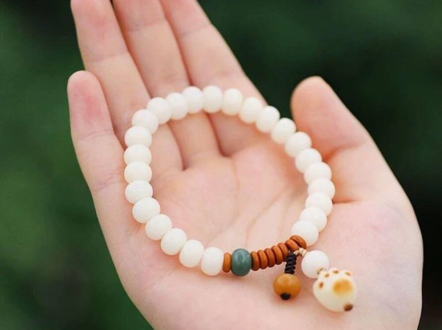 Bodhi Root Bead Bracelet with Maneki-neko At Reasonable Prices